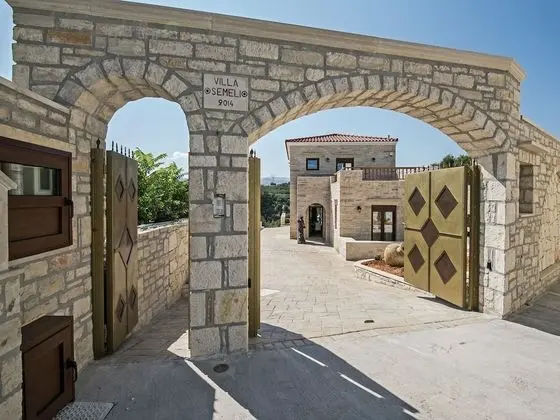 Luxurious Villa With Private Pool, Near a Couple of Restaurants & Sandy Beach - Lobi