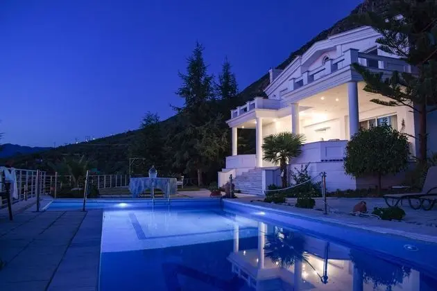 Luxurious Villa with Private Pool near the Beach - Dış Mekan