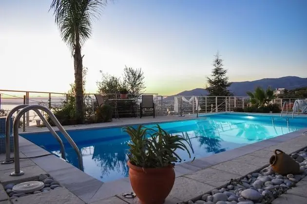 Luxurious Villa with Private Pool near the Beach - Havuz