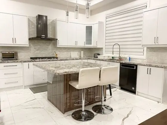 Luxurious Rooms in Pickering - Mutfak