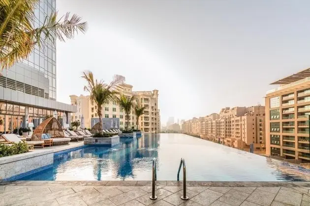 Luxurious Stay at the Palm With Sea Views