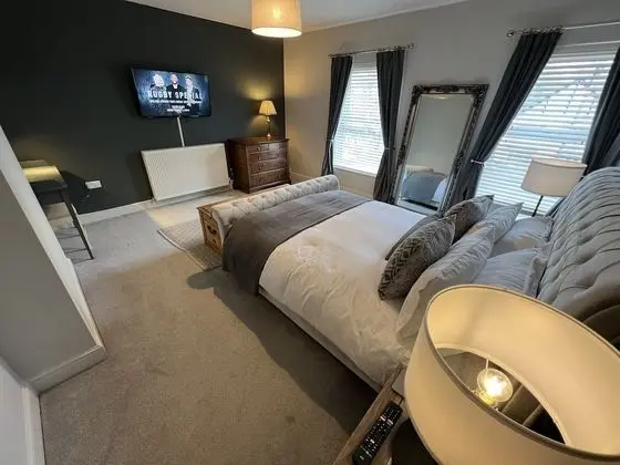 Luxurious Victorian Villa With Parking, Sleeps six