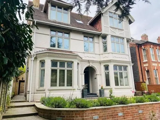 Luxury 2 bed Apartment Golden Triangle w Parking