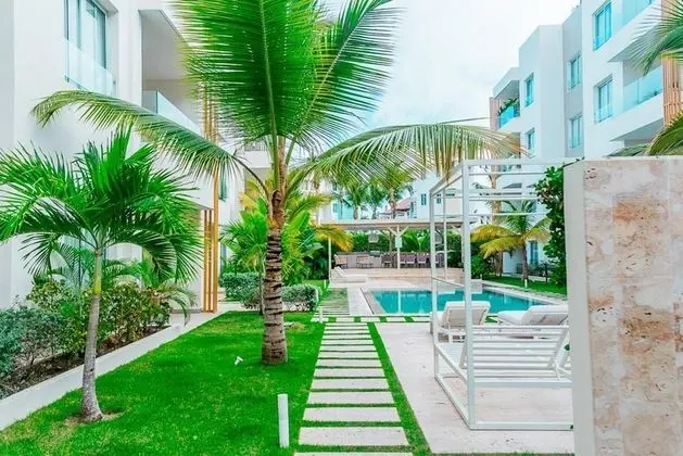 Luxury 2 bed Condo Just Steps From the Beach