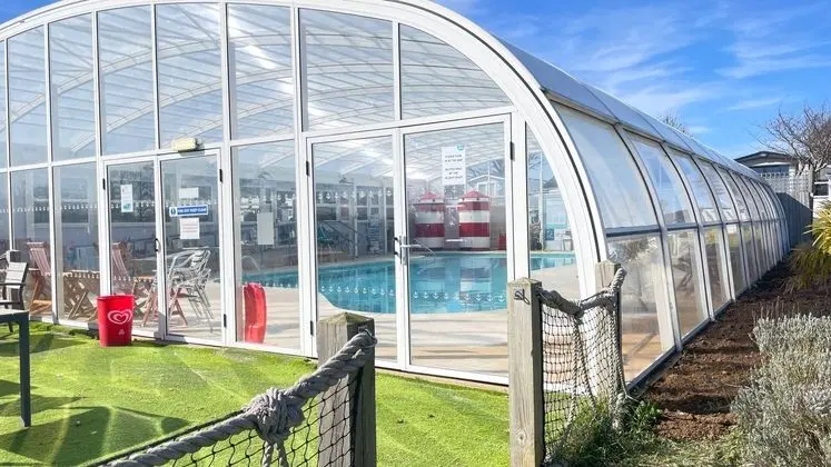 Luxury 2 Bedroom Caravan at Mersea Island Holiday - Havuz