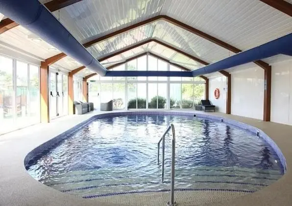 Luxury 2 Bedroom Holiday Home on Beachside Park - Havuz