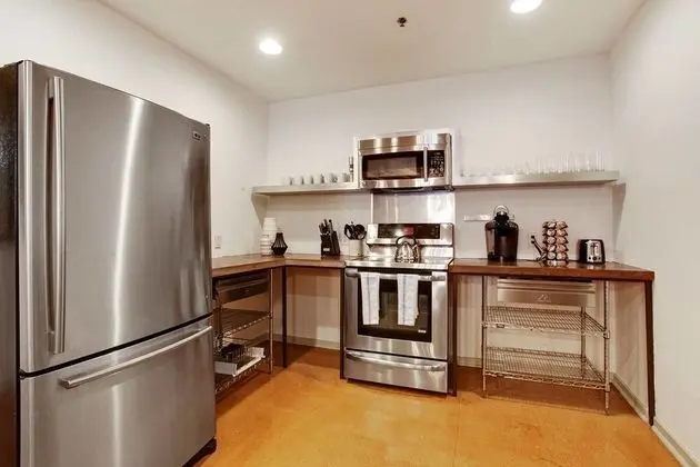 Luxury 2br/2ba Rooftop Apt in CBD by Domio - Mutfak