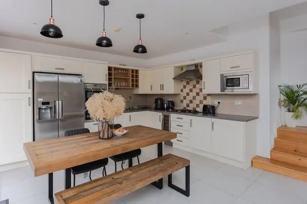 Luxury 3 Bedroom Apartment With hot tub and gym - Mutfak