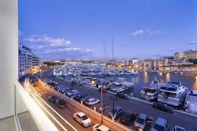 Luxury 3BR Apartment With Marina Views