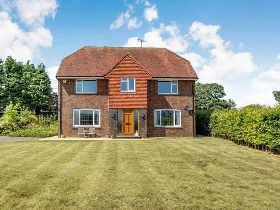Luxury 5-bed House With Tennis Court & Games Room