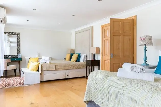 Luxury 5-bedroom Villa With Parking and AC - Öne Çıkan Resim
