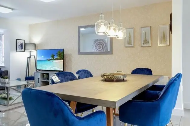 Luxury 5 bedroom Serviced Hse Leavesden - Yerinde Yemek
