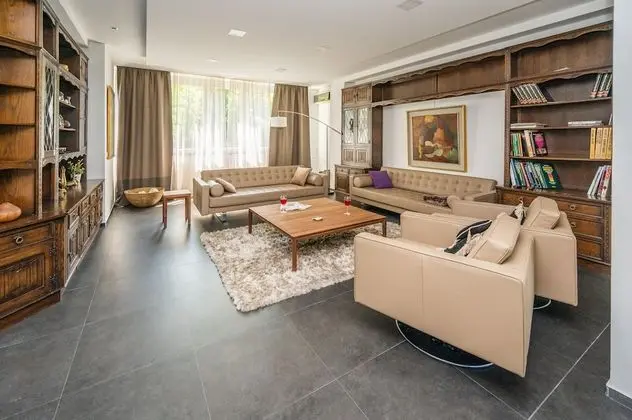 Luxury Apartment in Beautiful Neighborhood