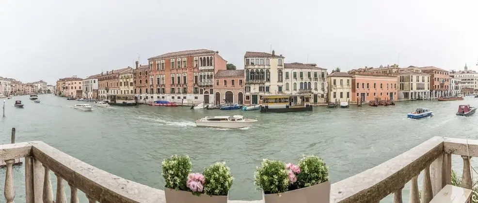 Luxury Apartment On Grand Canal by Wonderful Italy