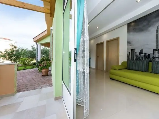 Luxury Apartment in Zadar With Covered Terrace - Lobi