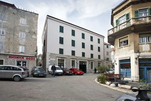 Luxury Apartments Leone