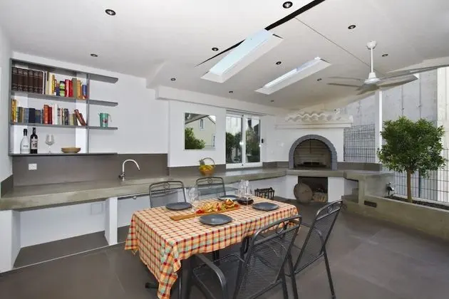 Luxury apt With Roofed Patio Near Beach & Center - Öne Çıkan Resim