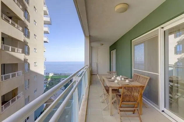 Luxury Apt with Side Sea Views & Pool, Top Location