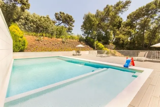 Luxury Beach Experience in Lisbon - Havuz
