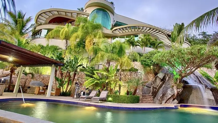 Luxury Beach Frontage Villa With Amazing Views for Rent - Havuz