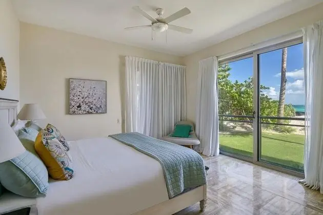 Luxury Beachfront Condo A-101 - Oda