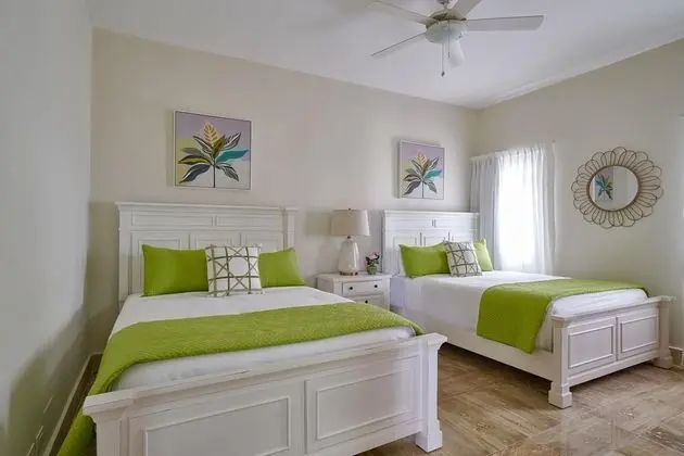 Luxury Beachfront Condo A-101 - Oda