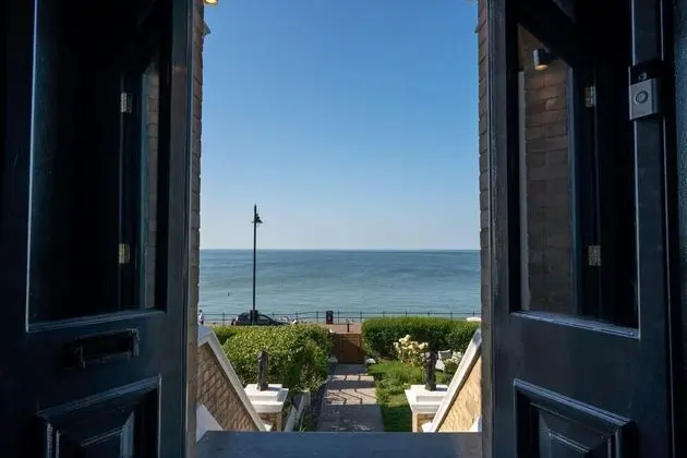 Luxury Beachfront Penthouse, Panoramic Sea Views