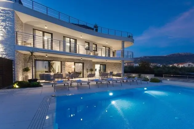 Luxury Beachfront Villa Sea Queen - Dış Mekan