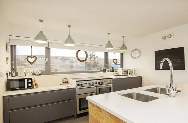 Luxury Coastal Retreat With Stunning Views - Mutfak