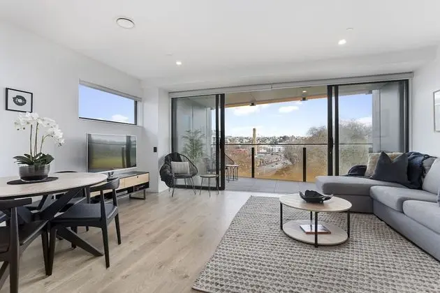 Luxury Comfort with Lush Park Views by Urban Butler - Öne Çıkan Resim