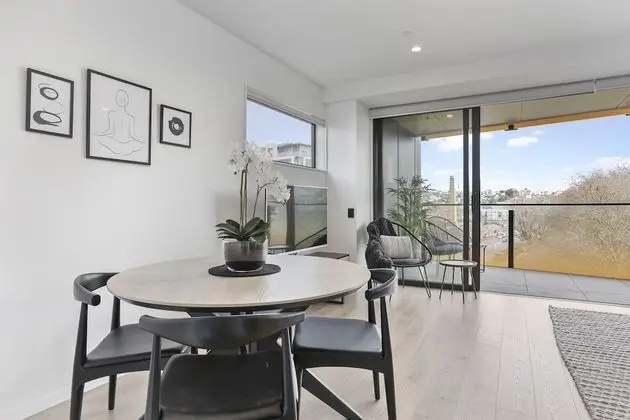 Luxury Comfort with Lush Park Views by Urban Butler - Yerinde Yemek