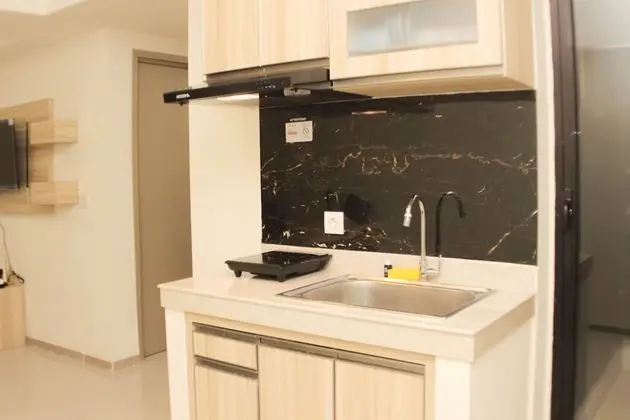 Luxury And Comfy 2Br At Meikarta Apartment - Mutfak