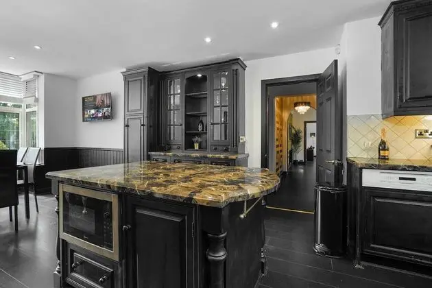 Luxury Designer Mansion in West Midlands Countryside - Mutfak