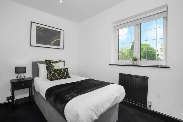 Luxury Designer Mansion in West Midlands Countryside - Oda