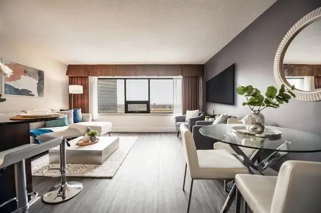Luxury Downtown One Bedroom Suite