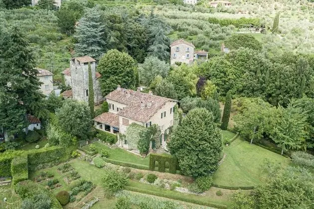 Luxury Farmhouse Retreat Between Lucca and the Beach
