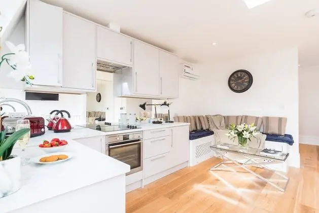 Luxury Flat With SW Balcony in Fulham Broadway