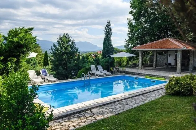 Luxury Green Oasis Villa With Pool!