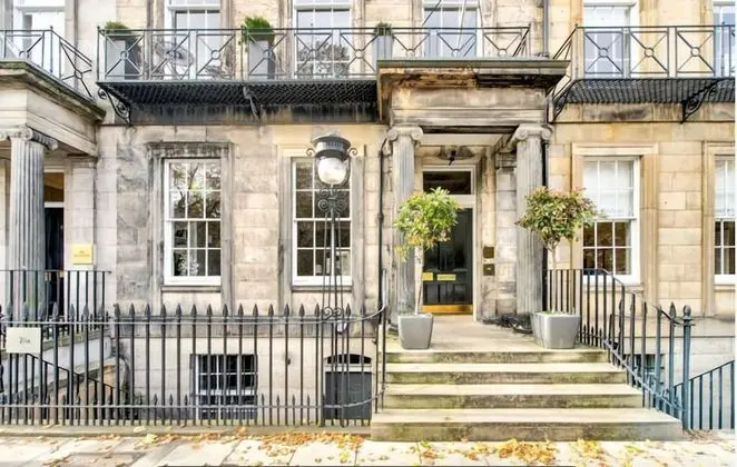 Luxury Heart of the City 3bed/3bath Apartment