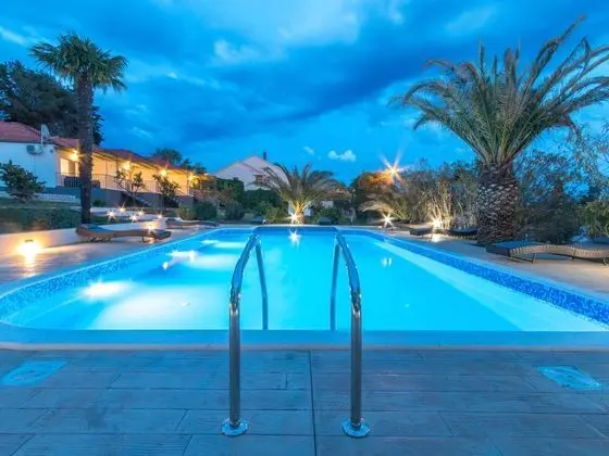 Luxury Holiday Home in Bibinje near Sea - Havuz