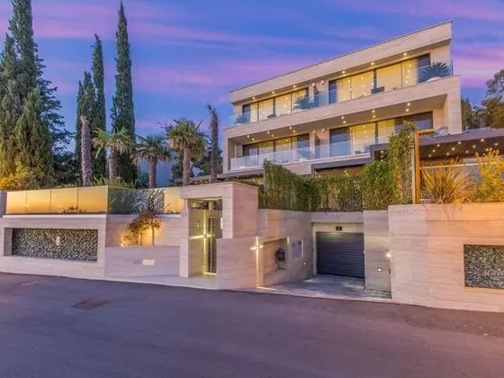 Luxury Home With Private Pool and Sauna for use, Near the Sea