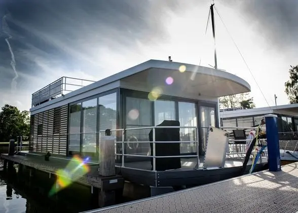 Luxury Houseboat With Roof Terrace and Stunning Views Over the Sneekermeer - Dış Mekan
