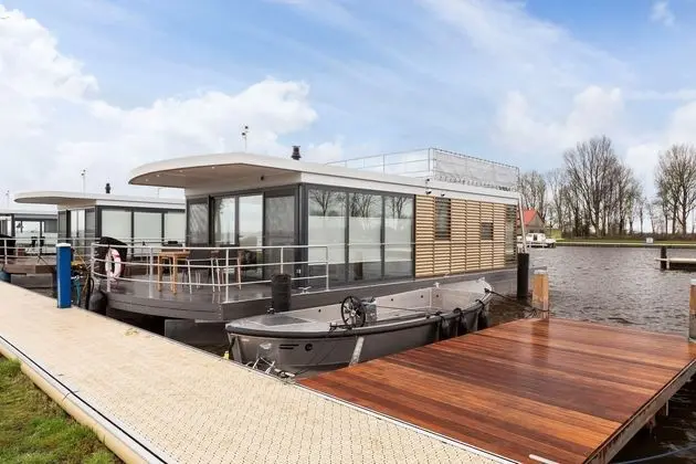 Luxury Houseboat With Roof Terrace and Stunning Views Over the Sneekermeer - Öne Çıkan Resim