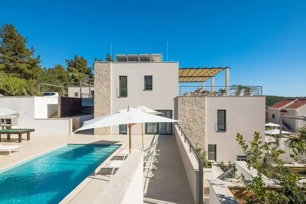 Luxury Villa Juliet with Heated Pool - Dış Mekan