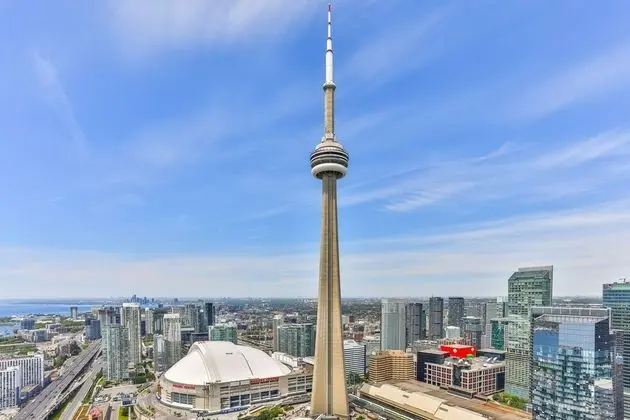 Luxury Lakeview Skyscraper by CN Tower