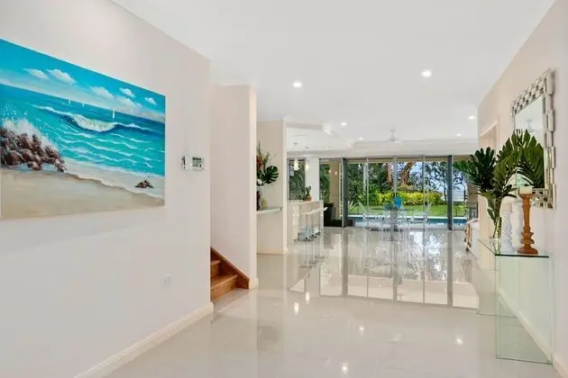 Luxury Living on the Beachfront - Lobi