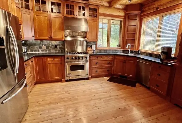 Luxury Log Chalet | Pool + Private HotTub | Ski In/Out | Overlooking Greywolf GC - Mutfak
