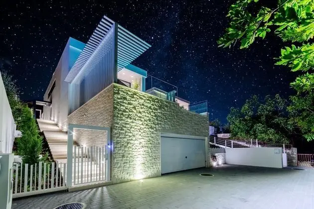 Luxury Villa Luna with Swimming Pool