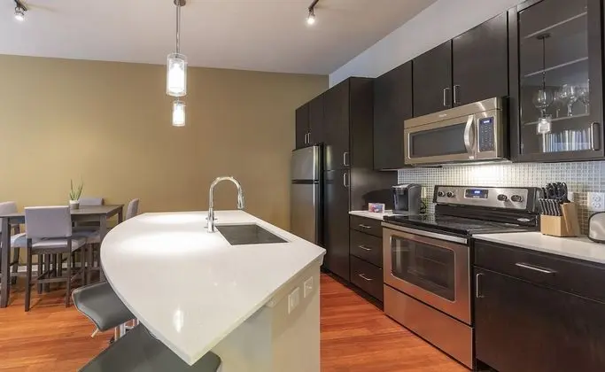 Luxury Med Center Fully Equipped King Sized Bed Condos - Mutfak