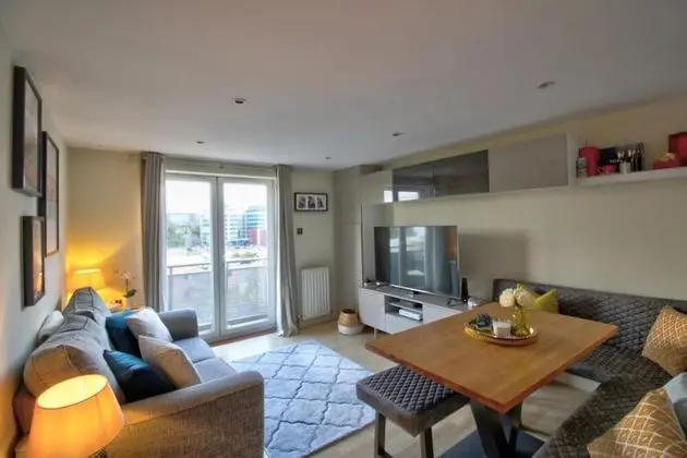 Luxury Modern Apartment With Stunning Balcony View - Oda Düzeni